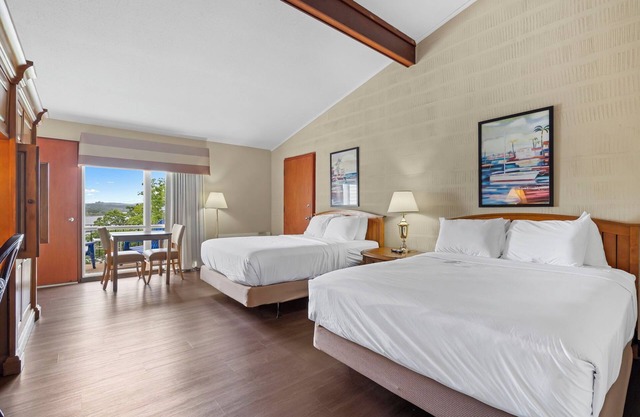 Pet-Friendly Lakeside Comfort + Swim Up Bar, Marina & Tiki Bar