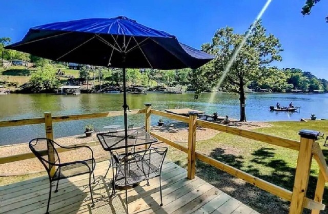 Pet Friendly Large One Bedroom Cottage (#4) At The Water's Edge