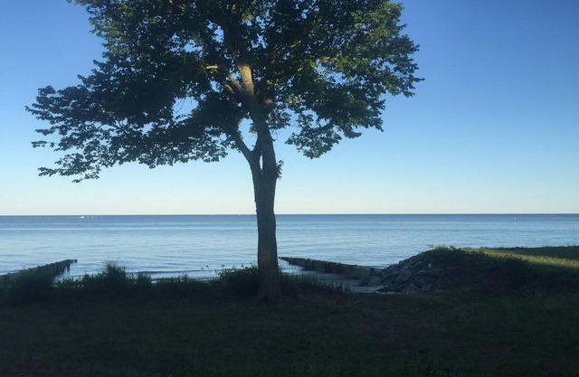 Grande maison riveraine dans le village de pêcheurs de Reedville en Virginie. Joie paisible