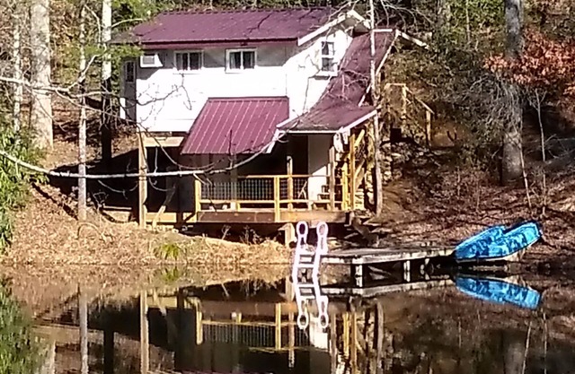 Petite maison sur l'étang.