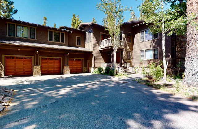 Pet-Friendly & Luxurious, On the Golf Course! Gas Grill, Laundry & Garage