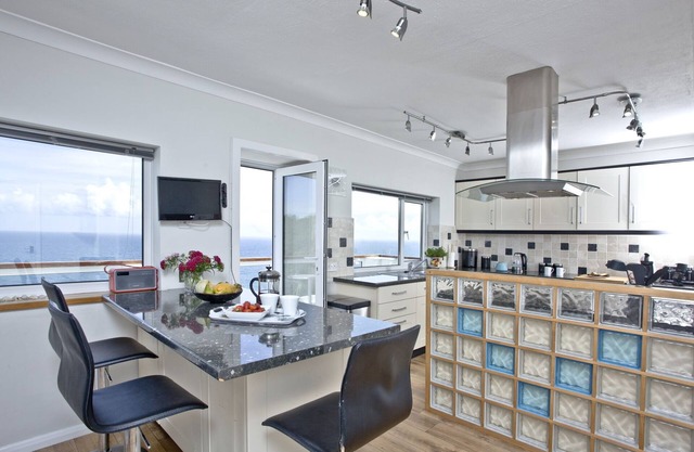 maison de luxe acceptant les animaux de compagnie avec vue imprenable sur la mer, jardin près de la plage et du village