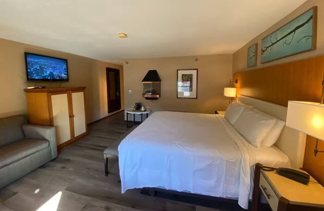 Pet-Friendly Mountain Escape w/Free Parking, Game Lounge & Seasonal Fun