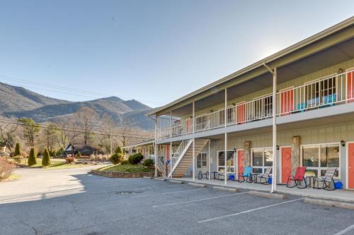 Pet-Friendly Maggie Valley Studio Community Pool!