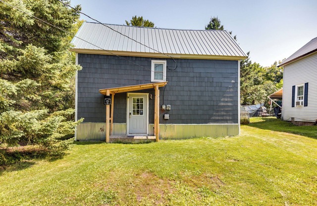 Pet-Friendly Michigan Getaway w/ Porch & Kayaks!