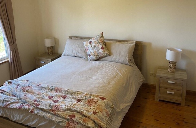 Pet Friendly, Modern Townhouse With sea Views Looking Over Boston Bay