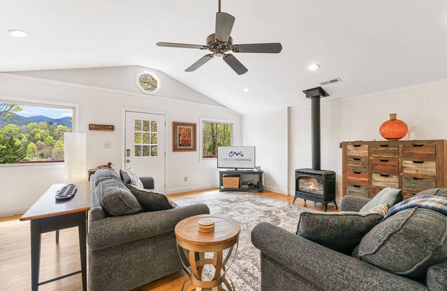 La sérénité maintenant! Venez profiter de la vie country-chic dans cette location moderne et mondaine au nord d'Asheville!