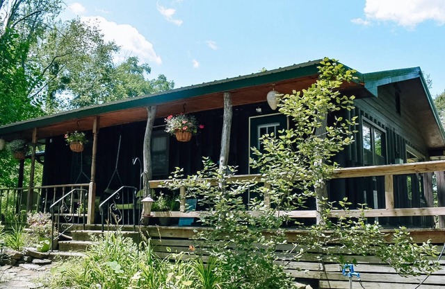 Pet Friendly, Hot tub, fire pit, near Lake Lemon