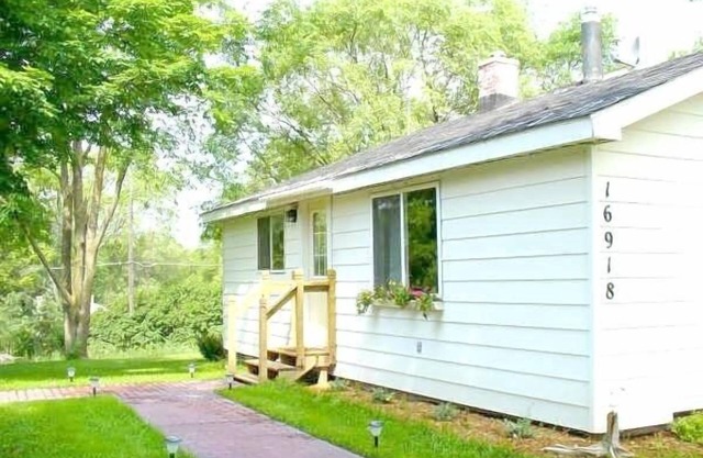 Cheerful Pet Friendly Cottage (WiFi, sauna, terrasse, foyer, télévision par câble)