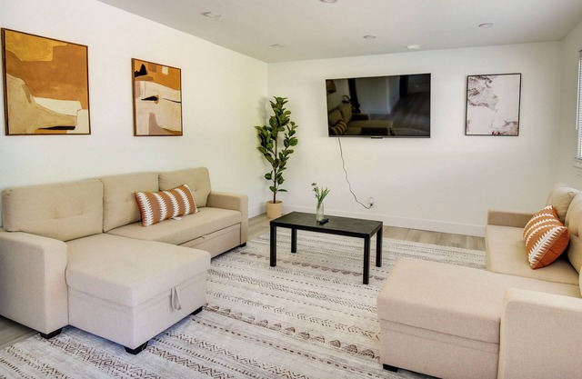 Pet-Friendly Norfolk Retreat ~ 7 Mi to Beach!