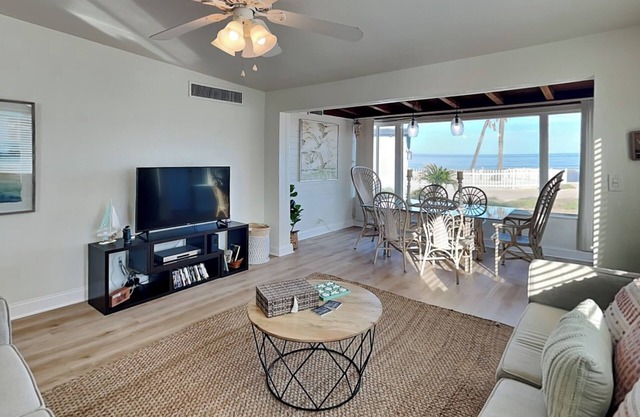 Pet-friendly Ormond Beach bungalow, newly updated and steps from the beach!
