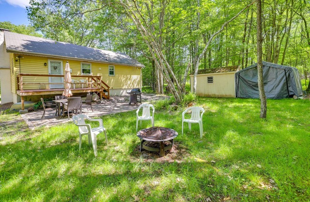 Pet-Friendly Pocono Lake Cabin w/ Community Pool!