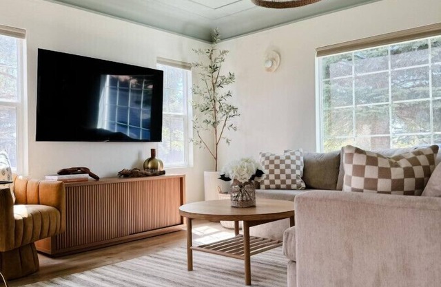 Pet Friendly-Private Hot tub! Fresh Remodel! Arcades! Grass Yard! Walk 2 Lake!