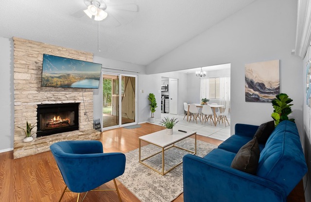 Near Q2+Domain - No Stairs - King Bed - Pool Table - Pets