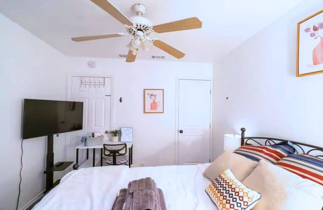 Pet-Friendly Room Near Airport with Free Parking