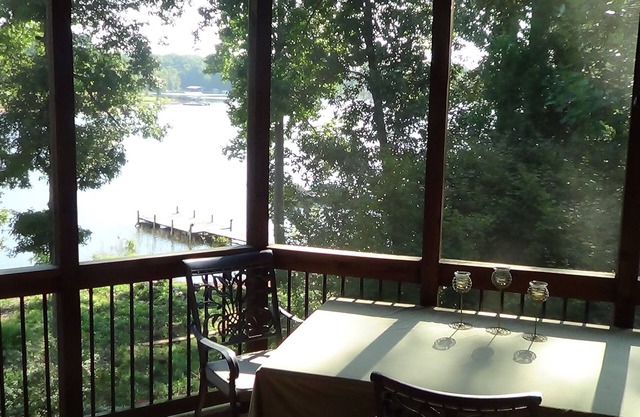 Belle maison rustique au bord du lac, 4 kayaks, flotteurs, location de ponton, Wi-Fi gratuit