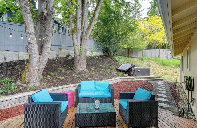 Pet-Friendly Sammamish Home w/ Deck ~ 3 Mi to Lake