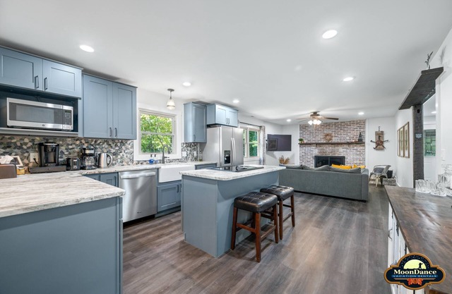 Pet Friendly, Hot Tub, Short walk to Lake Monroe