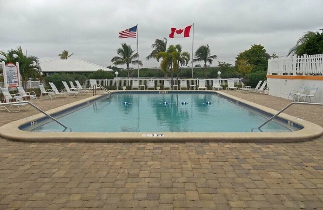 Pet friendly, Sleeps 6, Furnished 2br,2ba Waterfront 55+ Resort