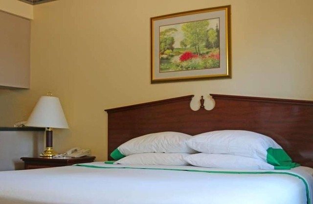 Pet-Friendly Stay at GuestHouse Kelso Longview! Free Parking!