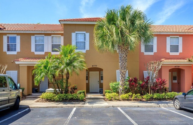 Pet friendly townhome near all attractions