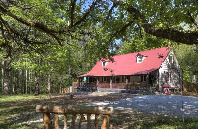 Pet friendly, Secluded Two Bedroom Cabin