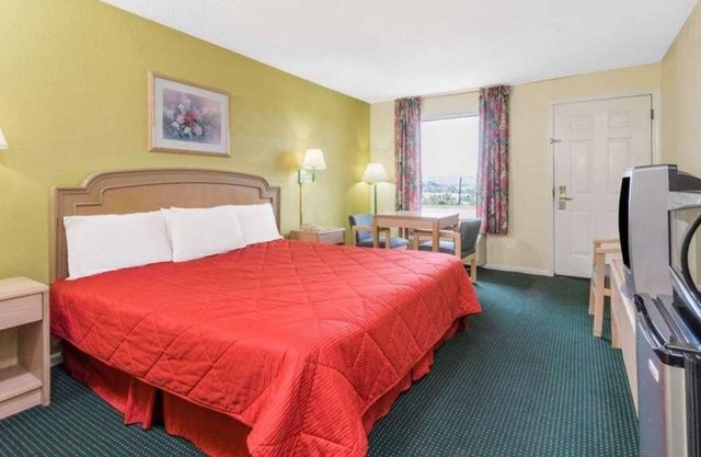 Pet-friendly Unit! Roundtrip Airport Shuttle Available, Free Breakfast, Parking