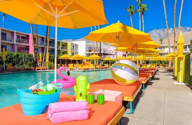 Pet-Friendly Unit. Relax and Unwind in Palm Springs and Enjoy Pool Access!
