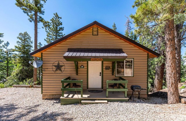 Pet-Friendly Cabin Retreat: Cozy 2BR Bear Cabin Getaway in Duck Creek Village