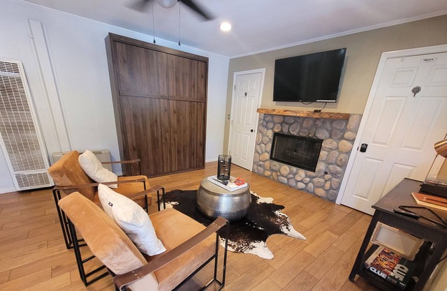 Pet Friendly Studio with Murphy Bed, BaseCampGVL