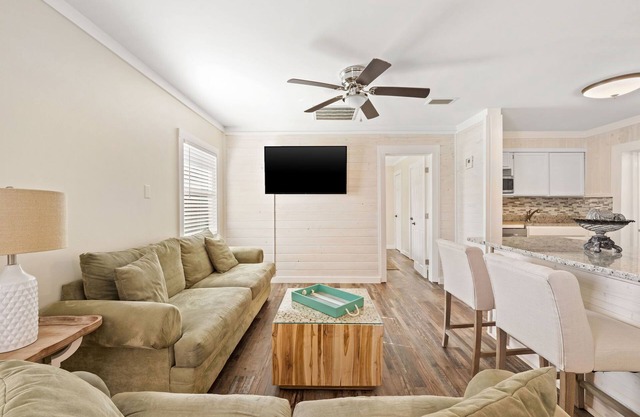 Pet Friendly House three minute walk to Beach!