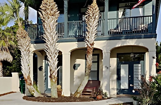 PET FRIENDLY! PRIVATE HOT TUB! Up to 13 Guests! Minutes to Pier Park and 30A!