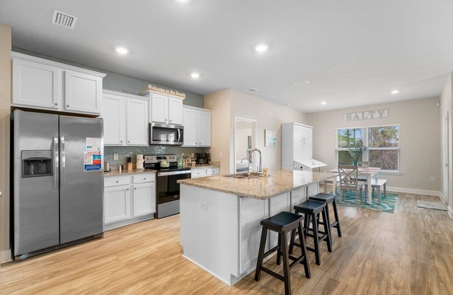Pet Friendly & 5 minute drive to the beach!