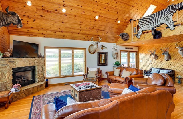 Pet-Friendly Vienna Cabin w/ Screened-In Porch!