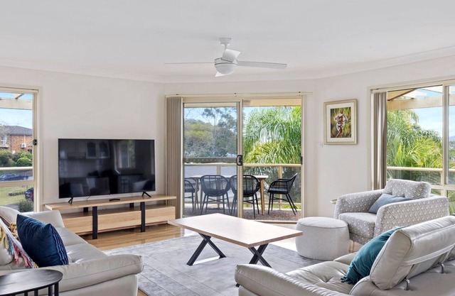 pet friendly - Views- Meters to the Beach & Anchorage Port Stephens