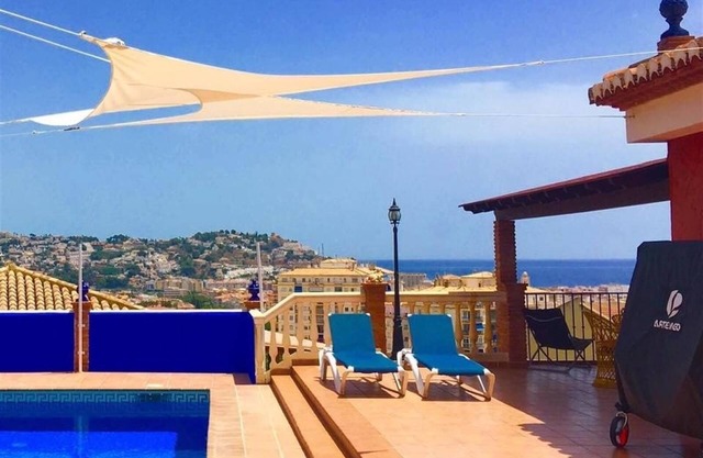 Villa Serymar avec vue sur montagne et mer, piscine privée, terrasse, A/C et WiFi. Animaux admis