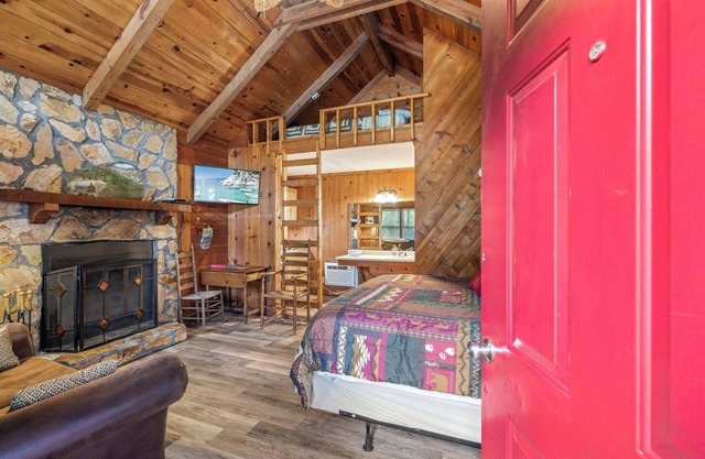 Bear Paw Cottage (# 1 King) Adorable; Jacuzzi; Animaux acceptés 2 adultes / 2 enfants