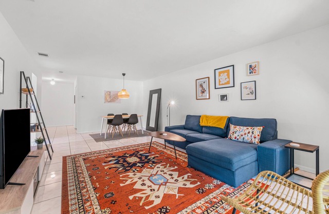 Pet Friendly! Walk to Amphitheater & Shops!