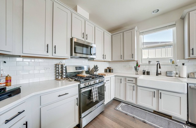 Pet-Friendly Warrenville Townhome w/Gas Grill!