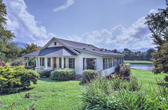 Pet-Friendly Waterfront Hayesville Cottage!
