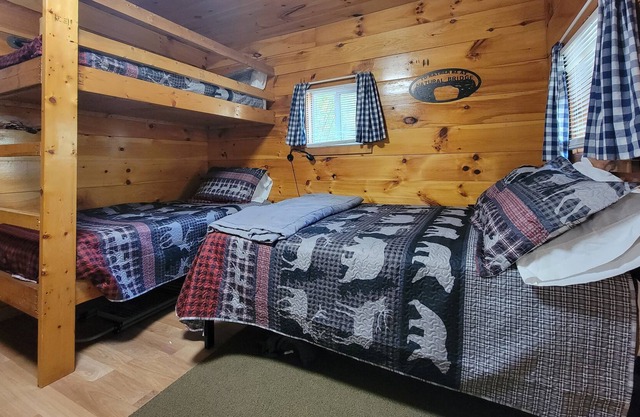 Pet-Friendly & Waterfront - Sleepy Bear - Cozy Camper's Cabin in Red River Gorge, Kentucky!