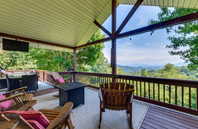 Pet-Friendly Waynesville Retreat with Hot Tub!