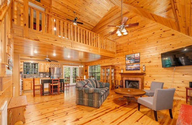 Pet Friendly - Wooded Cabin - Hot Tub - Fireplace