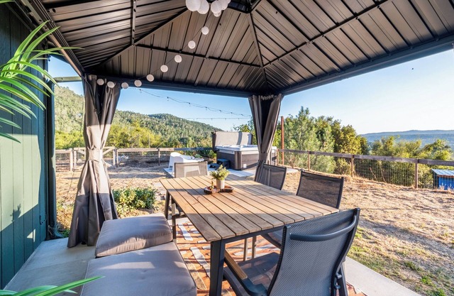 Pet-Friendly Yosemite Farmhouse with Sunset Views, Hot Tub, Fire Pit, and BBQ