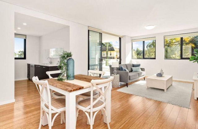 PET :) HAMPTONS RETREAT IN THE HEART OF ROSEHILL