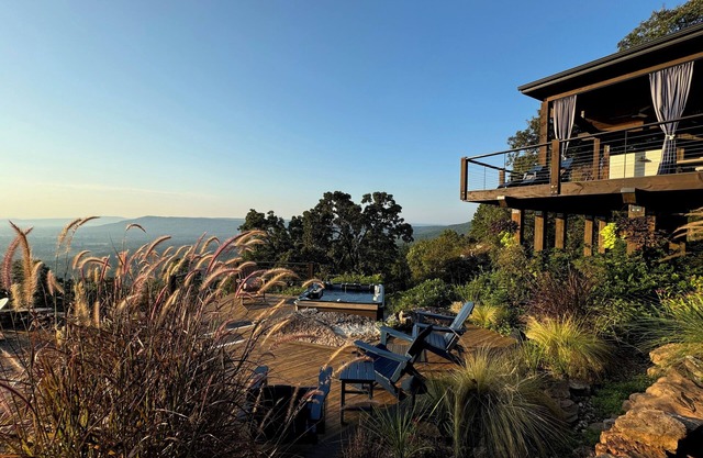 Petit Jean Mountain Bluff Point Cottage - On the cliff's edge!!! ADULTS ONLY