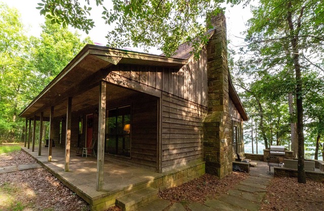 Petit Jean retreat with stunning view of Ada Valley