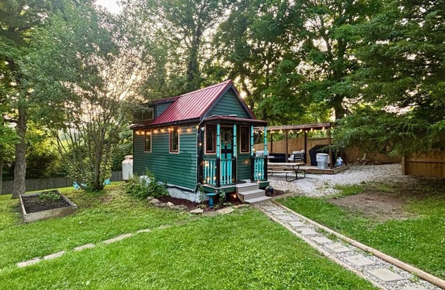 Charming Tiny Home Retreat: Cozy Comfort in Bloomington