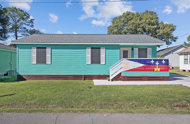 Petite Freetown Cottage near Downtown w/lot of parking