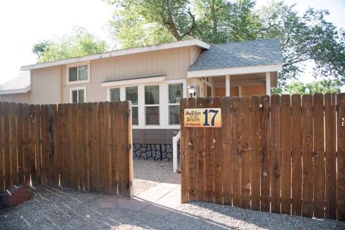 Petroglyph Point Cabin - Edge of the Desert #17